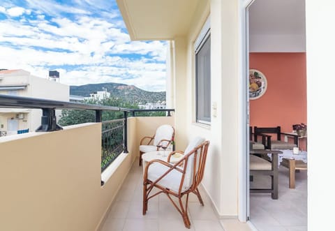 Side balcony at entrance 