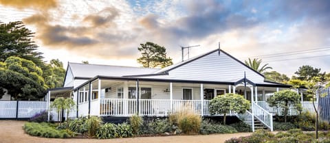 THE SUMMER HOUSE 