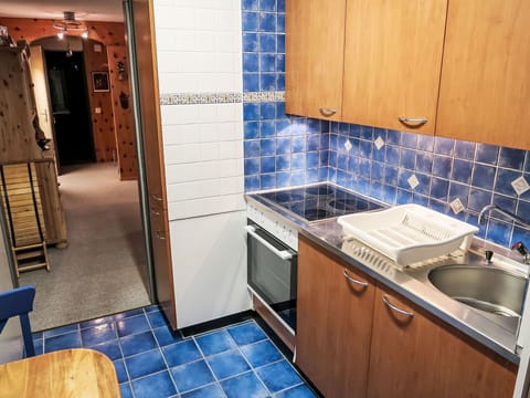 Kitchen Sink, Tap, Property, Cabinetry, Sink, Furniture, Plumbing Fixture, Blue, Countertop, Wood