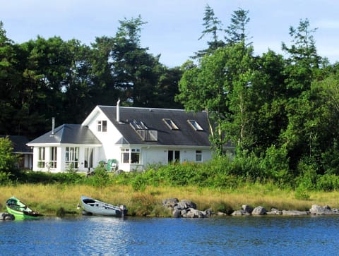privat Holiday Cottage on the shores of Lake Corrib