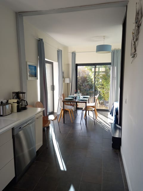 Stone house. 4 bedrooms, 5 beds, 2 bathrooms. Village center, beach 150 m away. Enclosed garden House in Dinard