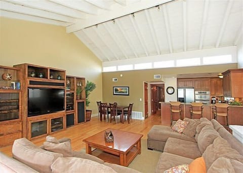 Large family room with vaulted ceilings
