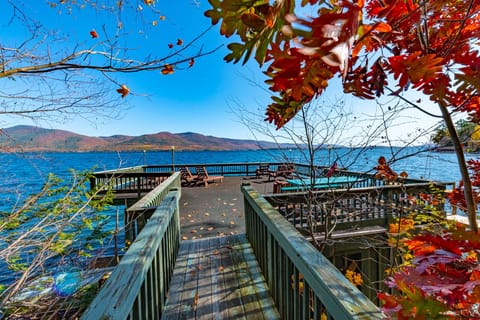 A bridge to breathtaking experience of lake views.