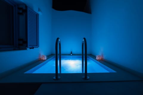 Outdoor Jacuzzi for the hot and romantic nights of summer!!