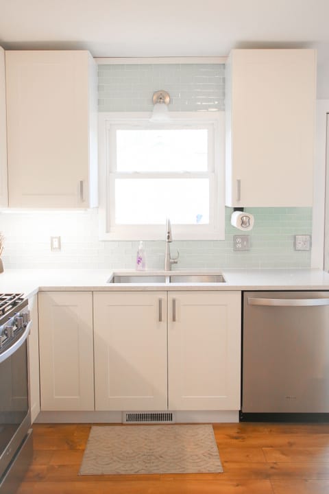 Lots of counterspace and new dishwasher!