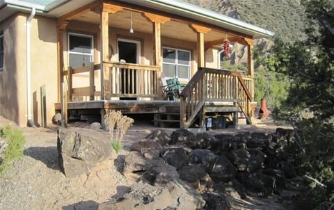The relaxing portal (front porch) faces the mountains to the west.