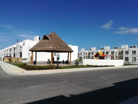 Foto de la palapa enfrente de la casa.
