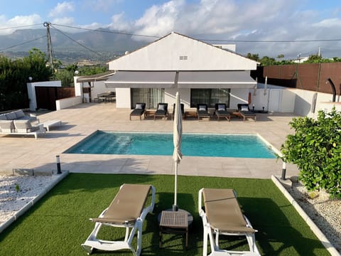 Stunning single-level villa with 7 x 3,5m pool in mature landscaped gardens