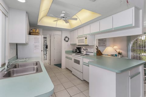 Kitchen has everything you need to prepare food and drinks 