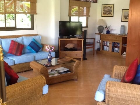 The well furnished and very comfortable lounge, leading to the downstairs balcon