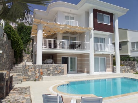 Villa and pool in the sunshine