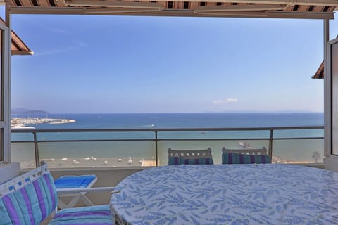View of the bay and the "Iles d'Or" from our balcony