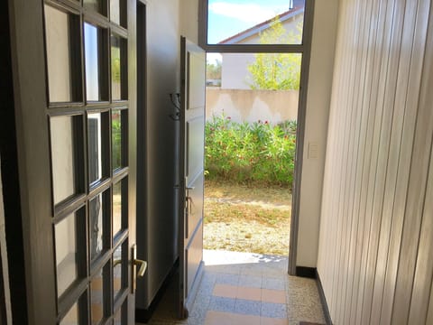 House 10 mn walk from the city center with shaded garden, olive trees. House in Uzes