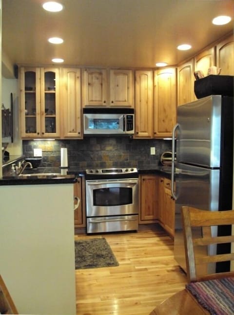 Kitchen - Knotty Alder cabinets and granite counter tops.