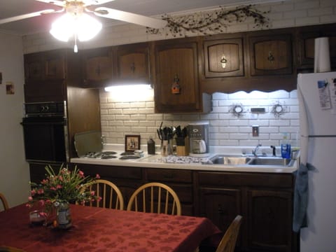 " Fully Outfitted Eat-In 
          Kitchen "