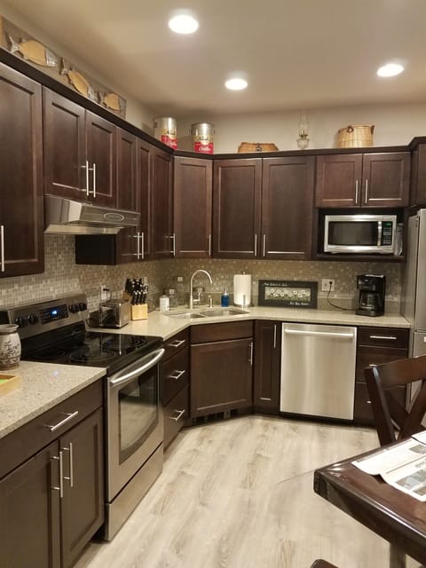 Fully equipped modern kitchen. Stainless appliances.