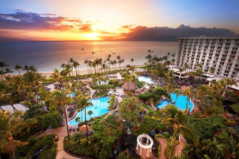Located on pristine, coral-free Ka‘anapali North Beach.
