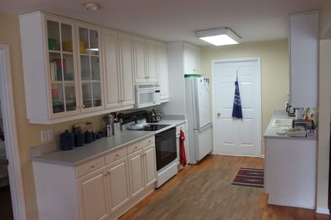 Well Furnished Kitchen Door leads 2 'prep room' and laundry
