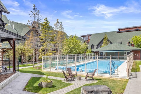 Large Outdoor Heated Pool & Hot Tub