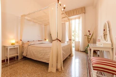 The CANAPY bedroom with the canapy bed and the balcony on the garden area