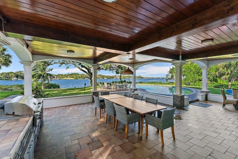 Lania, bbq area, 180 water views, wonderful!