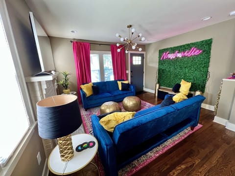 Newly completed refurnished adorable house 5 miles from Downtown!