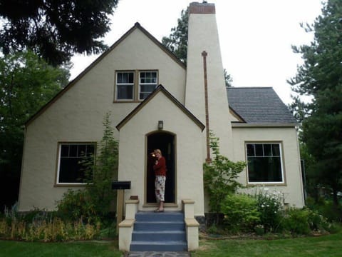 Front of house.  3 levels, 2750 sq ft. 