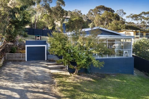 Light filled seaside cottage close to cafes and wineries