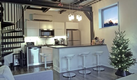 Full Kitchen / Dining area