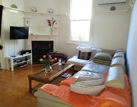 loungeroom
