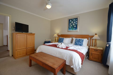 Honeysuckle King or twin with jacuzzi and shower in en suite $100-$130 B&B