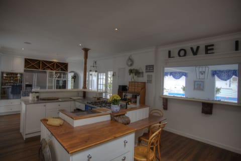 Kitchen with bar counter for 4 and table area for 6