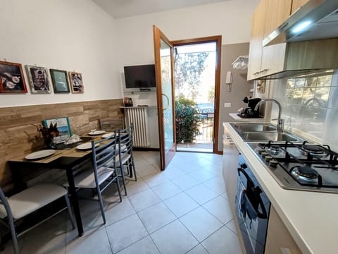 cucina moderna e attrezzata