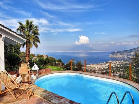 4 ensuite bedroom villa with pool near Sorrento centre sleeps up to 11 people
