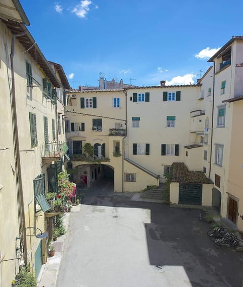 The tiny private courtyard ''Corte Gallo''