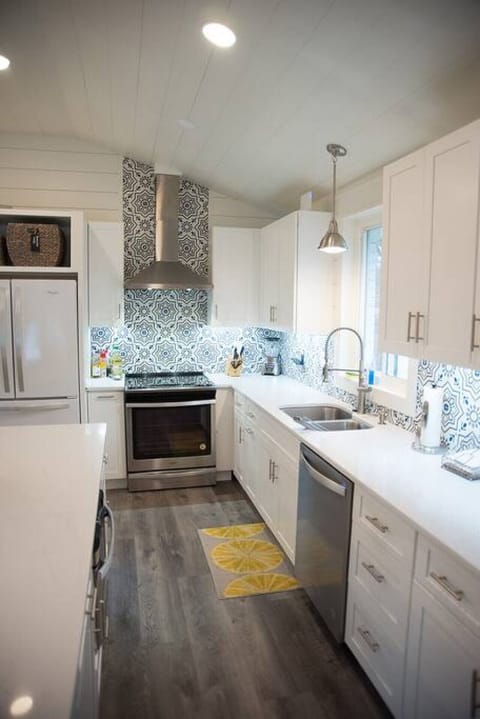 Different view of the kitchen.