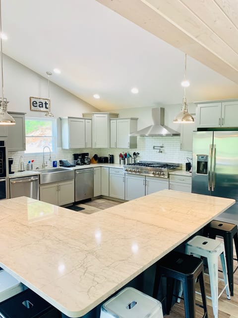 Kitchen w/ large island