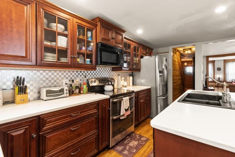 fully stocked eat-in kitchen 