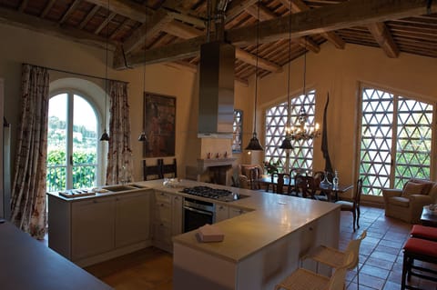 Kitchen & dining area