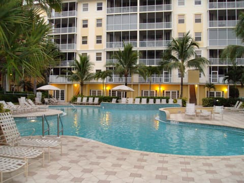 Huge wade-in pool with waterfall and jacuzzi and guest grills
