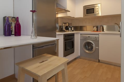 Fridge, microwave, oven, stove, toaster, kettle, coffee maker & kitcheware