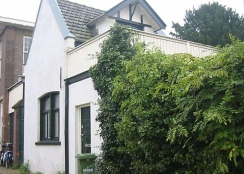 Coach House outside view of sunny patio/balcony