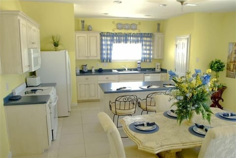 Third floor kitchen and dining area in master suite