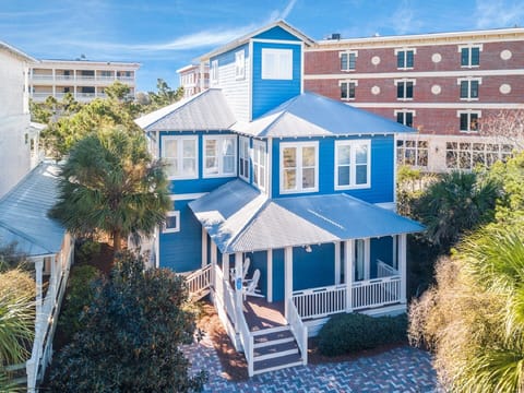 Beautiful picturesque beach-style exterior.