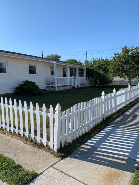 Quiet fenced in front yard