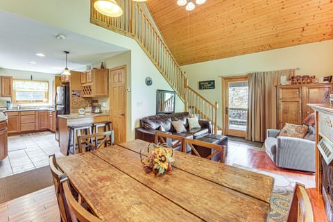 Dining Area | 1st Floor | Dishes & Flatware Provided