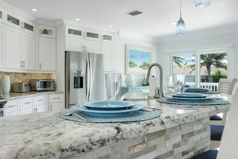 Large Kitchen with Island seating
