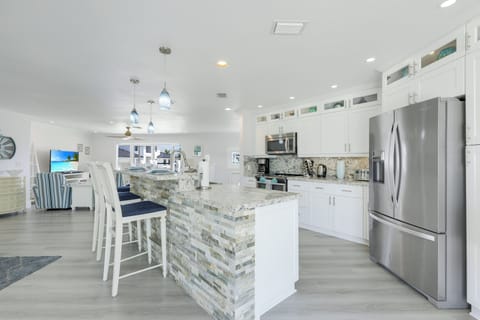 Large Kitchen with Island seating