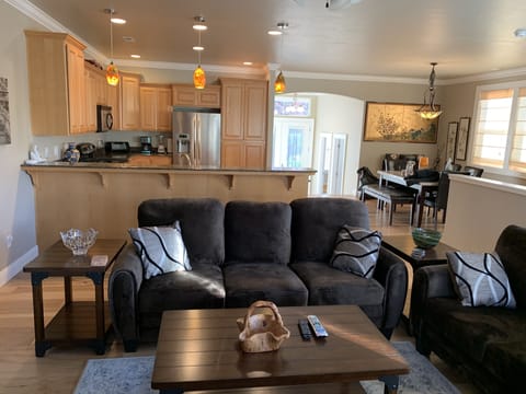 Living room & kitchen 