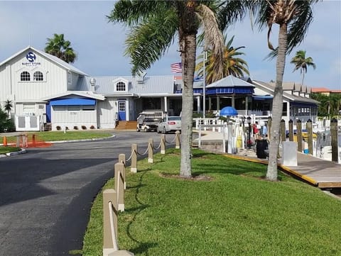 Store & deli only feet from the Unit